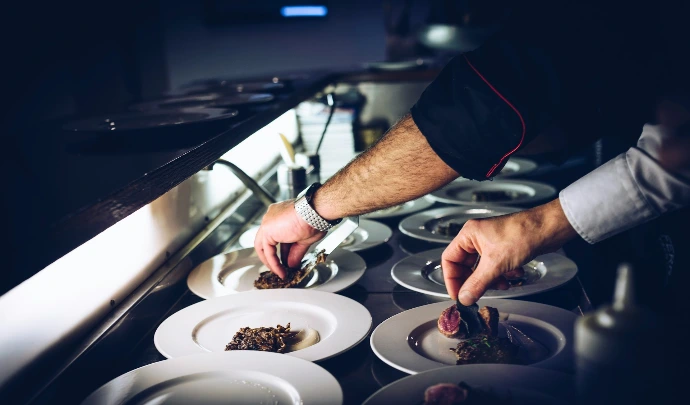 persoon die gekookt gerecht bereidt